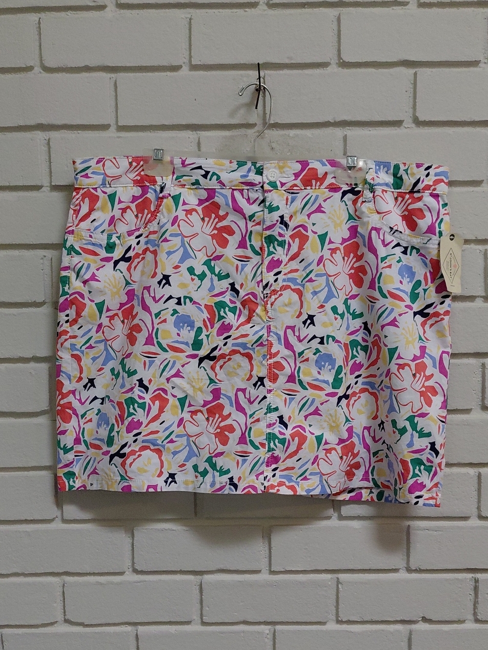 St. Johns Bay White Multicolor Floral Print  Skort. Size 22  NWT